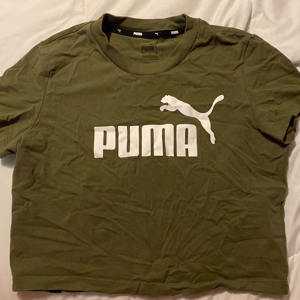 💚Cropped olive green puma shirt💚